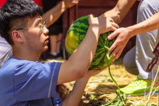 打卡学校雕像吃瓜,吃瓜群众围观校园风云