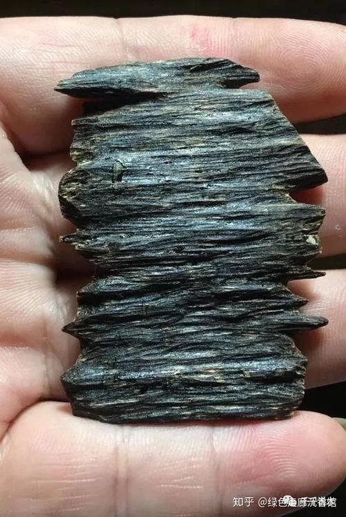 怎么看琥珀新料老料,探寻古董琥珀的生成之谜