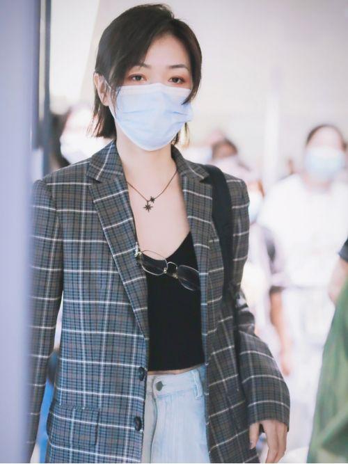 明星穿黑色衬衫,简约而不简单