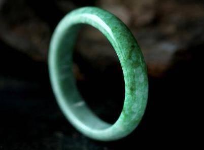 明星买的翡翠手镯,翡翠手镯演绎奢华品味