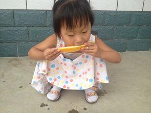 宝宝摔瓜吃,萌态十足，亲子互动乐趣无限