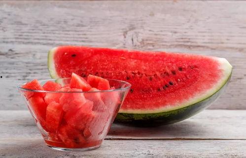 小海棠吃瓜图片,夏日清凉一“瓜”